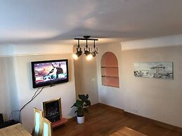 Lovely 3 Bedroom Holiday Home With Free Parking