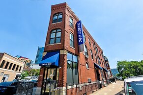 Blue Line Beauty In The Heart Of Chicago - 747 Lofts Cabin 303 by RedA