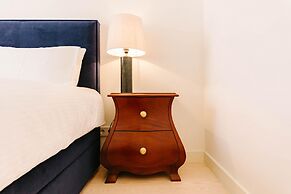 Lady Madonna in Lisboa Ciudad