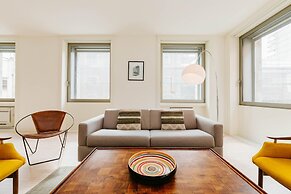 Lady Madonna in Lisboa Ciudad