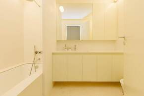 Lady Madonna in Lisboa Ciudad