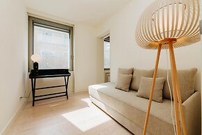 Lady Madonna in Lisboa Ciudad