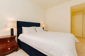 Lady Madonna in Lisboa Ciudad