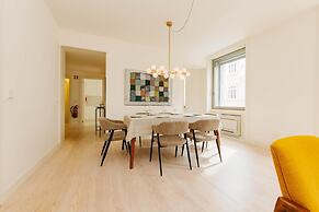 Lady Madonna in Lisboa Ciudad