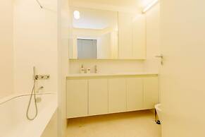 Lady Madonna in Lisboa Ciudad