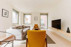 Lady Madonna in Lisboa Ciudad