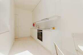 Lady Madonna in Lisboa Ciudad