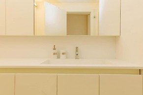 Lady Madonna in Lisboa Ciudad