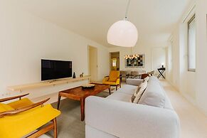 Lady Madonna in Lisboa Ciudad