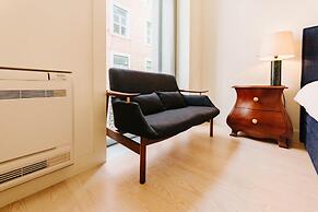 Lady Madonna in Lisboa Ciudad