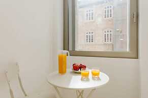 Lady Madonna in Lisboa Ciudad