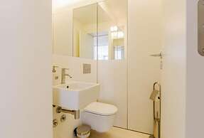 Lady Madonna in Lisboa Ciudad