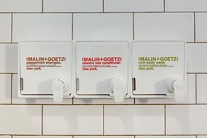 Enjoy A Romantic Chicago Getaway - This Windy City Studio Is Perfect F