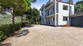 Luxury Apartment in Modern Villa Unit 1