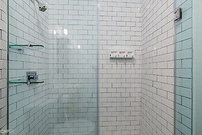 Modern Yet Cozy - Everything You Need And More For A Great Windy City 