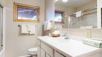 Lakeview Villas #28 3 Bedroom Condo by RedAwning