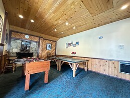 Lakeview Villas #28 3 Bedroom Condo by RedAwning