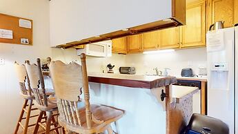 Lakeview Villas #28 3 Bedroom Condo by RedAwning