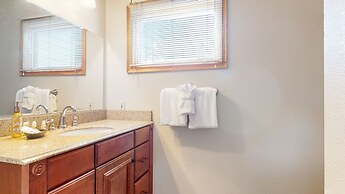 Lakeview Villas #28 3 Bedroom Condo by RedAwning