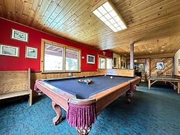 Lakeview Villas #28 3 Bedroom Condo by RedAwning