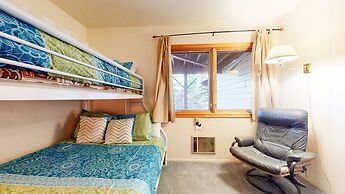 Lakeview Villas #28 3 Bedroom Condo by RedAwning