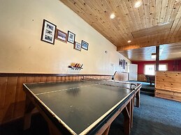 Lakeview Villas #28 3 Bedroom Condo by RedAwning