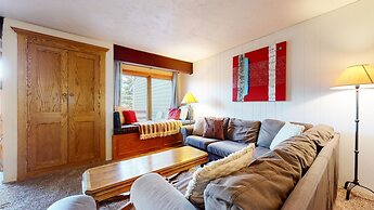 Lakeview Villas #28 3 Bedroom Condo by RedAwning