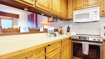 Lakeview Villas #28 3 Bedroom Condo by RedAwning