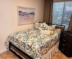 Private bedroom in Desert Western House near Wine Country