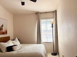 Private bedroom in Desert Western House near Wine Country