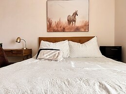 Private bedroom in Desert Western House near Wine Country