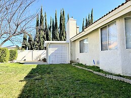Private bedroom in Desert Western House near Wine Country