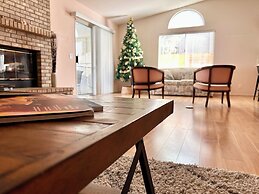 Private bedroom in Desert Western House near Wine Country