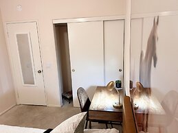 Private bedroom in Desert Western House near Wine Country