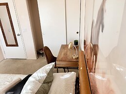 Private bedroom in Desert Western House near Wine Country