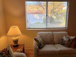 Private bedroom in Desert Western House near Wine Country