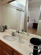 Private bedroom in Desert Western House near Wine Country