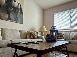 Private bedroom in Desert Western House near Wine Country