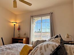 Private bedroom in Desert Western House near Wine Country