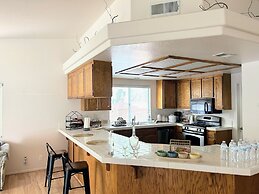 Private bedroom in Desert Western House near Wine Country