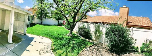 Private bedroom in Desert Western House near Wine Country