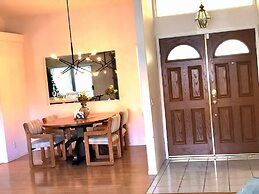 Private bedroom in Desert Western House near Wine Country