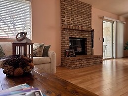 Private bedroom in Desert Western House near Wine Country
