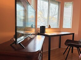 Private bedroom in Desert Western House near Wine Country