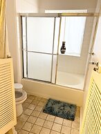 Private bedroom in Desert Western House near Wine Country