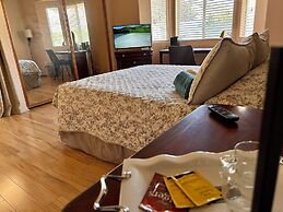 Private bedroom in Desert Western House near Wine Country