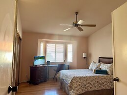 Private bedroom in Desert Western House near Wine Country
