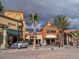Private bedroom in Desert Western House near Wine Country