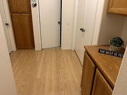 Private bedroom in Desert Western House near Wine Country