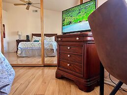 Private bedroom in Desert Western House near Wine Country